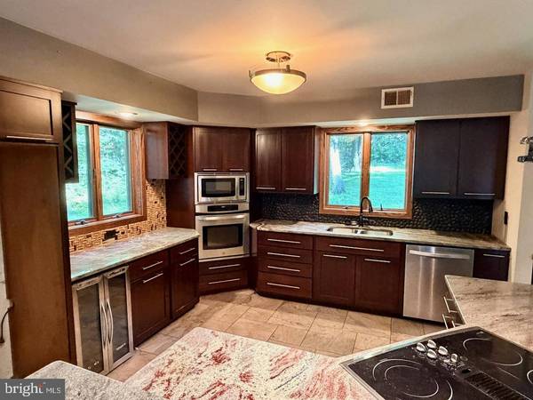 5 STONY HILL LN, Mertztown, PA 19539