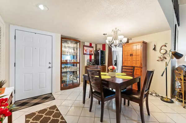 2561 Boundbrook BLVD 209, West Palm Beach, FL 33406