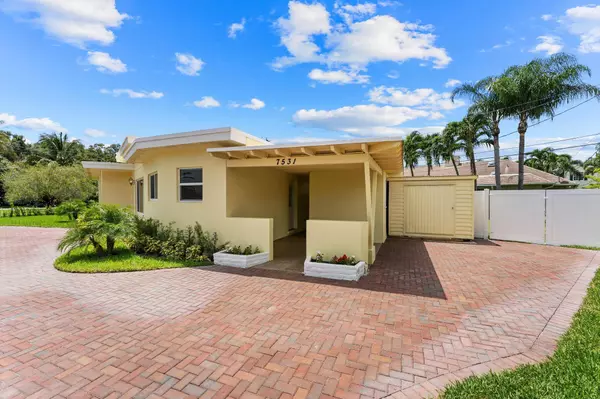 7531 Edgewater CIR, Lake Clarke Shores, FL 33406