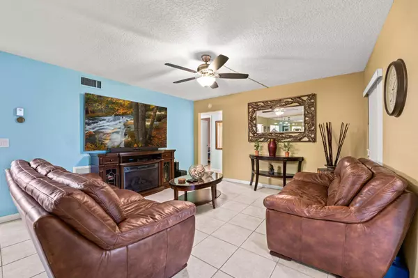 341 Pine Ridge CIR D-1, Greenacres, FL 33463