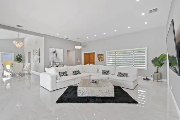 7101 W Lake DR, Lake Clarke Shores, FL 33406