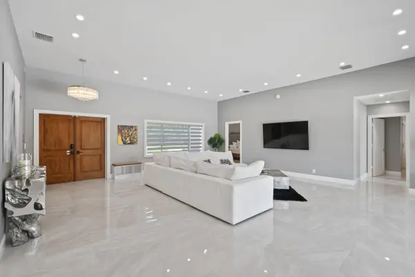 7101 W Lake DR, Lake Clarke Shores, FL 33406