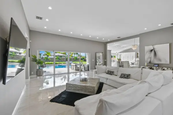 7101 W Lake DR, Lake Clarke Shores, FL 33406