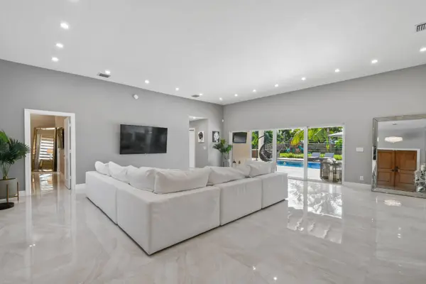 7101 W Lake DR, Lake Clarke Shores, FL 33406