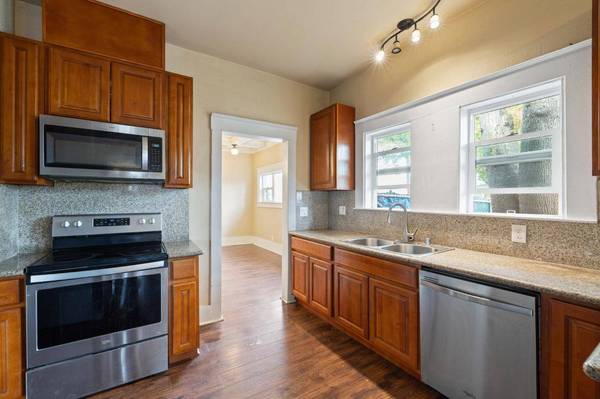 3264 E Kerckhoff AVE, Fresno, CA 93702