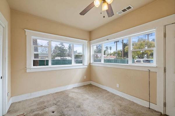 3264 E Kerckhoff AVE, Fresno, CA 93702