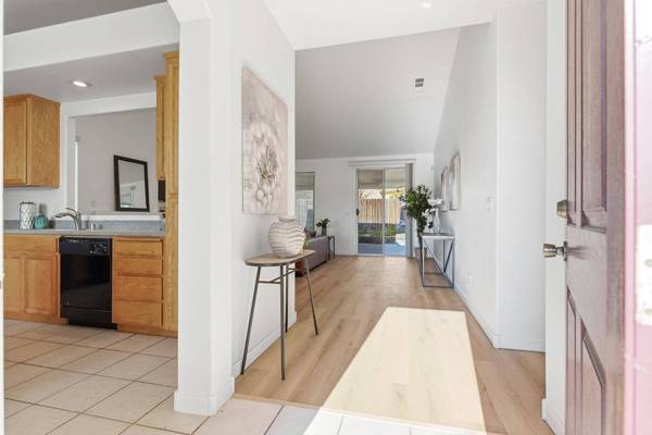 1131 Meadowbrook CT, Manteca, CA 95336