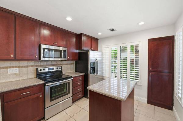 592 Charlemagne LN, Tracy, CA 95376