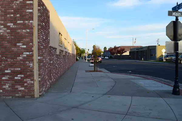 549 Main St, Livingston, CA 95334-1427