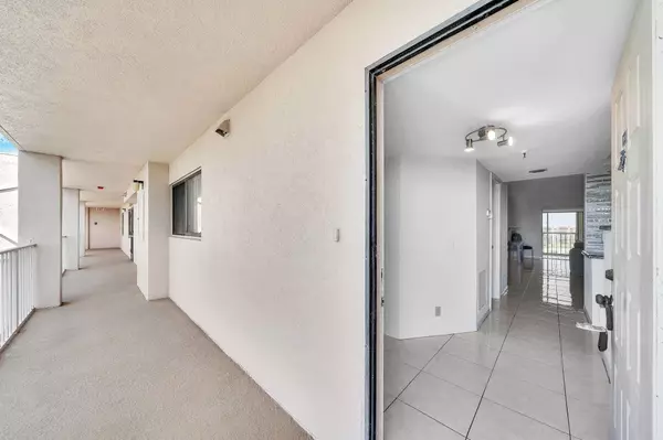 7076 Huntington LN 803, Delray Beach, FL 33446