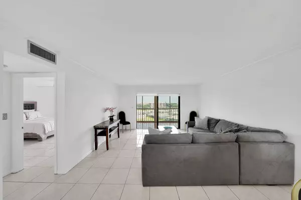 7076 Huntington LN 803, Delray Beach, FL 33446