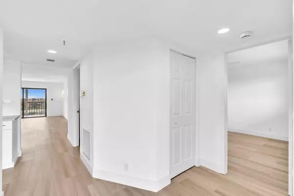 7076 Huntington LN 208, Delray Beach, FL 33446