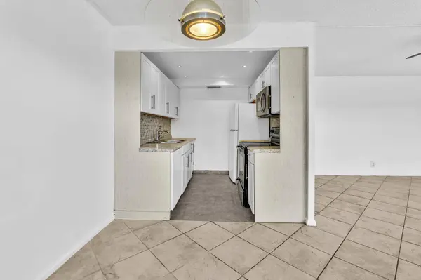 3076 Cornwall D, Boca Raton, FL 33434