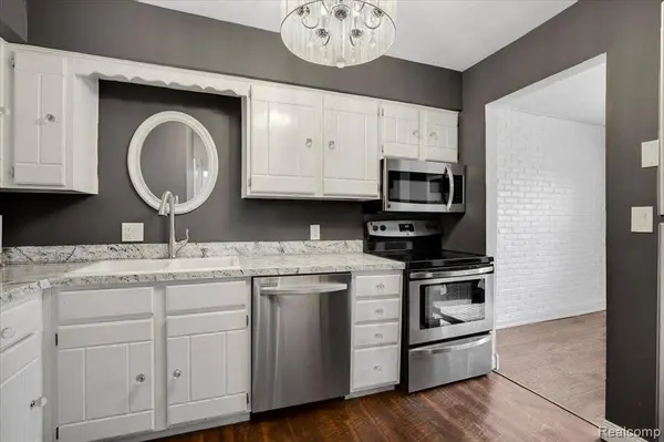 5055 CROOKS Road 17, Royal Oak, MI 48073