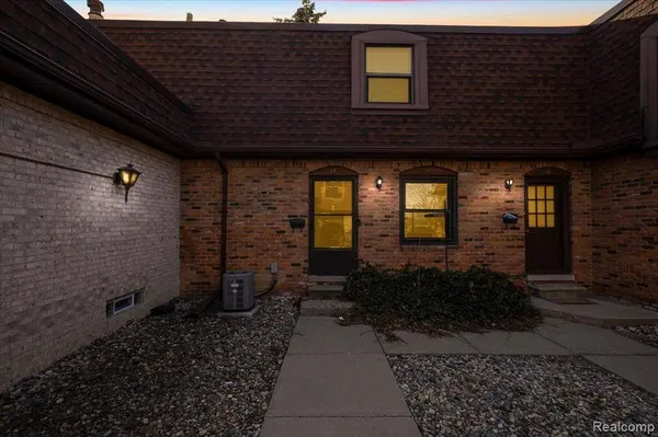 5055 CROOKS Road 17, Royal Oak, MI 48073