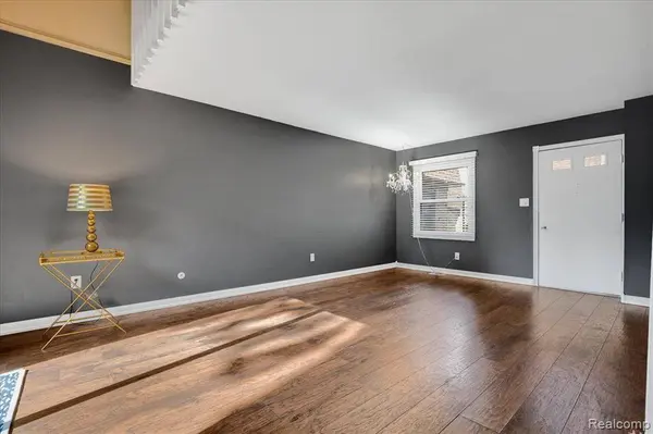 5055 CROOKS Road 17, Royal Oak, MI 48073