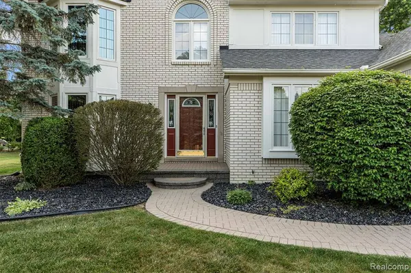 2896 Chippewa Court, Troy, MI 48085