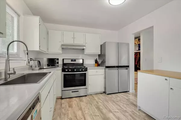 23694 Valley Starr, Novi, MI 48375