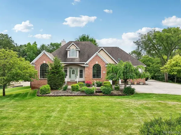 2673 Cole Road, Lake Orion Vlg, MI 48362