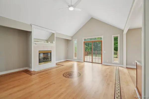 2673 Cole Road, Lake Orion Vlg, MI 48362