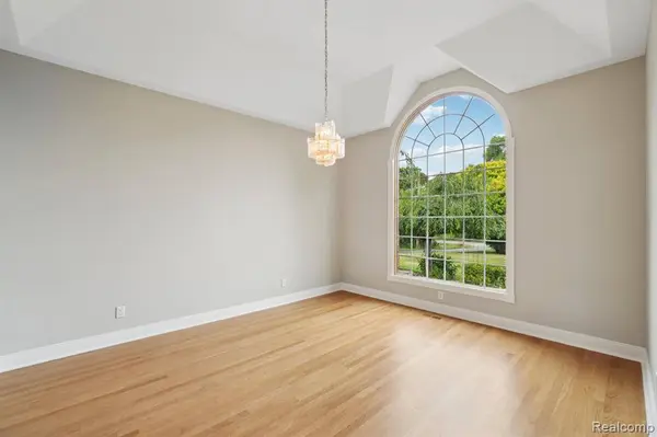 2673 Cole Road, Lake Orion Vlg, MI 48362