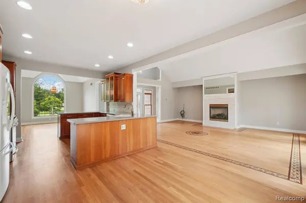 2673 Cole Road, Lake Orion Vlg, MI 48362