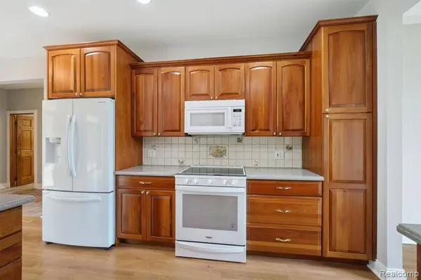 2673 Cole Road, Lake Orion Vlg, MI 48362