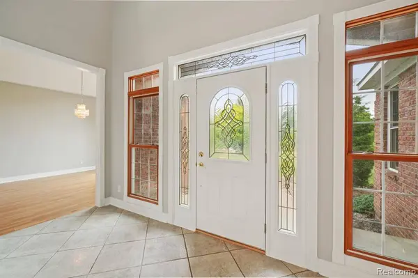 2673 Cole Road, Lake Orion Vlg, MI 48362