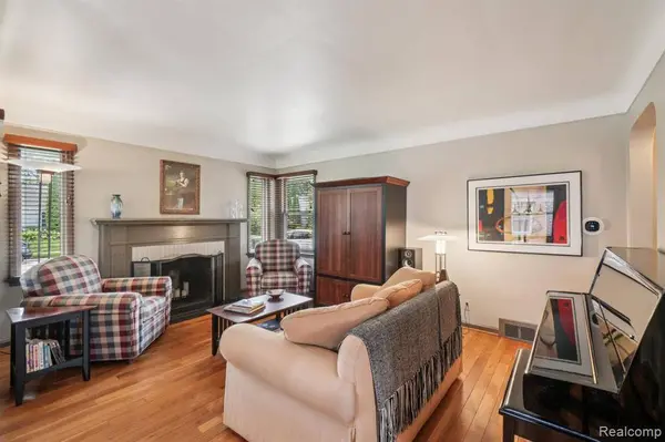 912 Cedar Hill Dr, Royal Oak, MI 48067