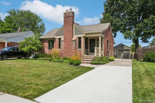 912 Cedar Hill Dr, Royal Oak, MI 48067