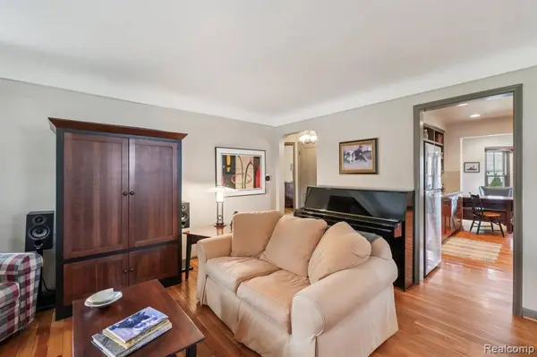 912 Cedar Hill Dr, Royal Oak, MI 48067