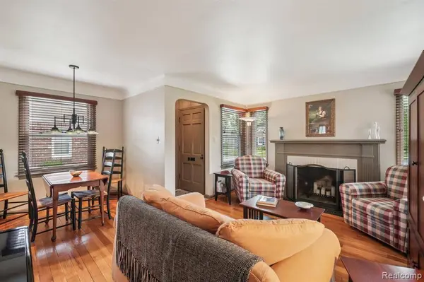 912 Cedar Hill Dr, Royal Oak, MI 48067