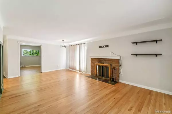 24201 Seneca Street, Oak Park, MI 48237