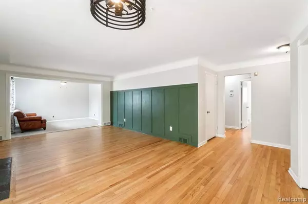 24201 Seneca Street, Oak Park, MI 48237