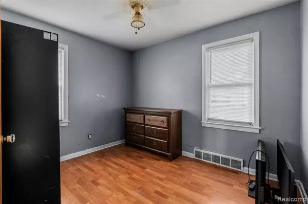 22861 Rosalind Avenue, Eastpointe, MI 48021