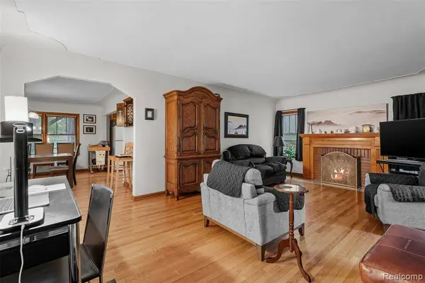 2735 E Maple Road, Troy, MI 48083
