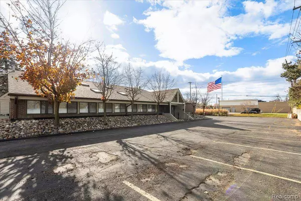 17600 W 11 Mile RD, Oakland, MI 48076