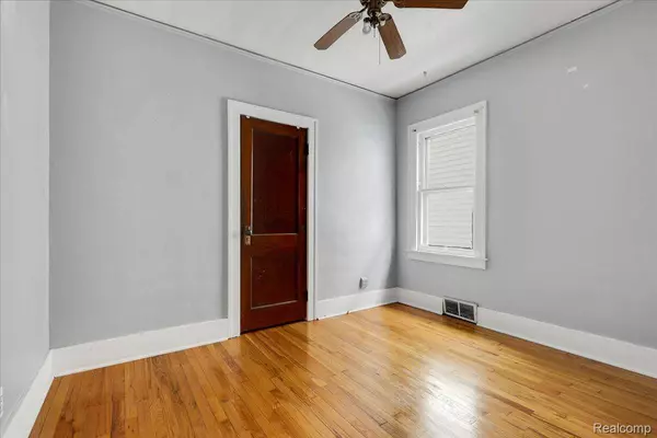 1318 Wayburn ST, Grosse Pointe Park, MI 48230