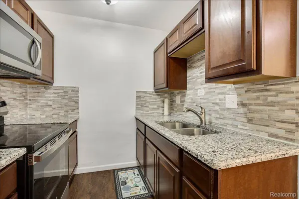 22444 Kelly RD #11, Eastpointe, MI 48021