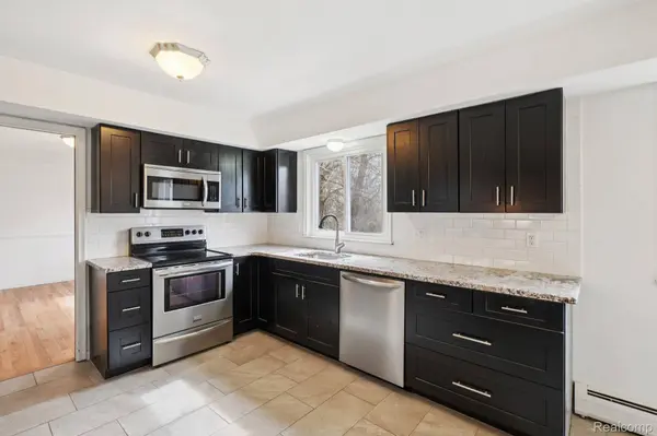29729 Pipers LN, Farmington Hills, MI 48334