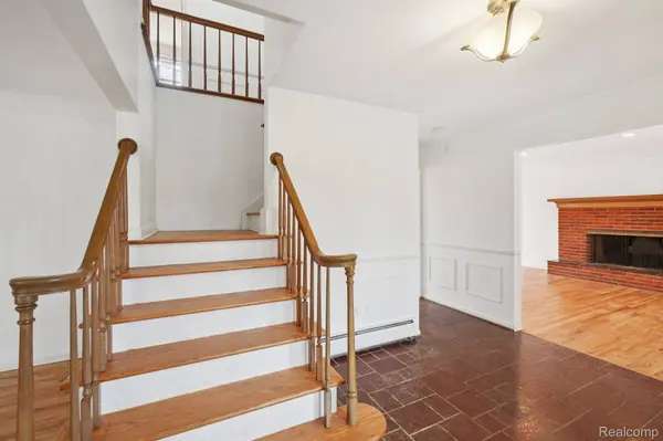 29729 Pipers LN, Farmington Hills, MI 48334