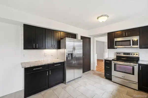 29729 Pipers LN, Farmington Hills, MI 48334