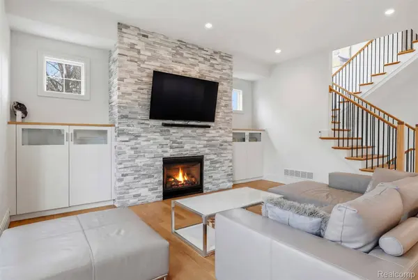 345 Dalebrook LN, Bloomfield Hills, MI 48301