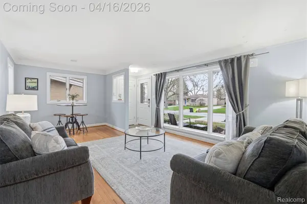314 Debra LN, Northville, MI 48167