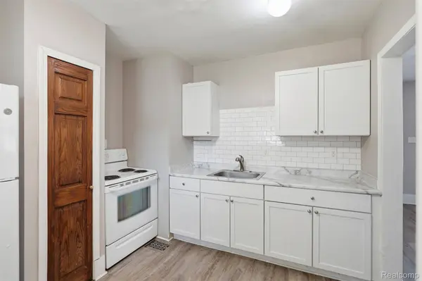 735 E Maxlow AVE, Hazel Park, MI 48030