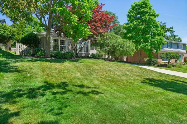 1424 Fairway DR, Birmingham, MI 48009