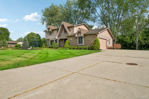 36339 Parklane CIR, Farmington Hills, MI 48335