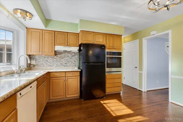 28550 Malvina DR, Warren, MI 48088