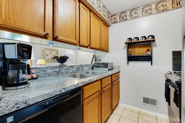 35352 Tall Oaks DR, Sterling Heights, MI 48312