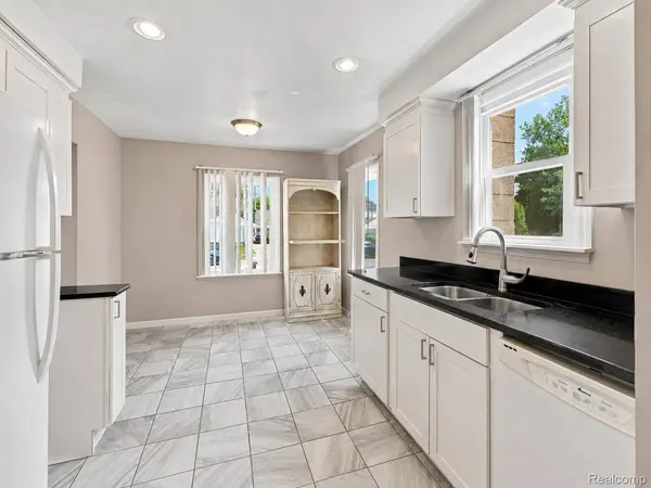 2400 Guthrie AVE, Royal Oak, MI 48067